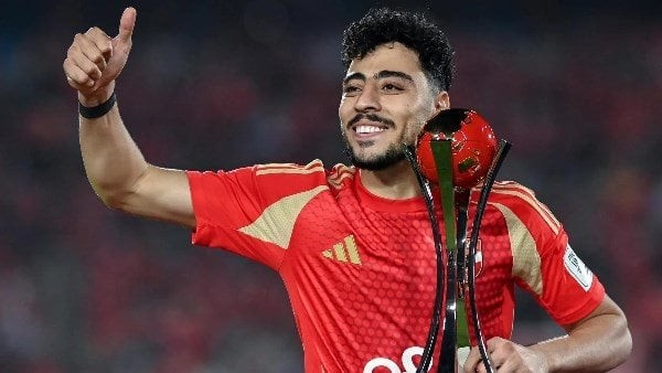 "أخويا بياخد أكتر منى".. تفاصيل تمرد أكرم توفيق على الأهلى